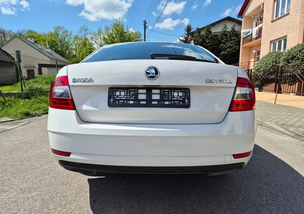 Skoda Octavia cena 37500 przebieg: 219000, rok produkcji 2020 z Tarnów małe 211